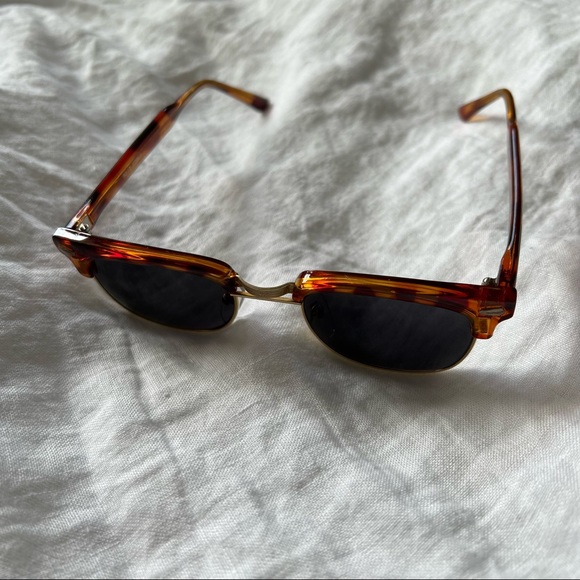 Vintage Tortoise Shell Sunglasses with Gold details - Picture 2 of 5